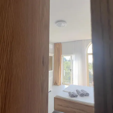 Aliona Santorini Drymades, Dhermi Gjilek