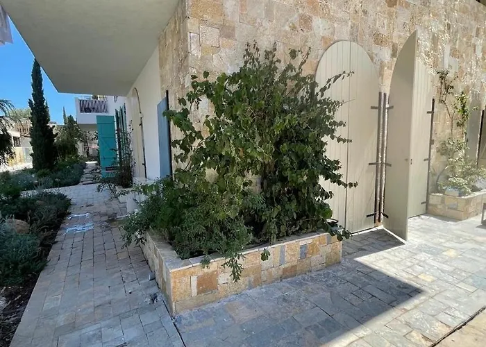 Aliona Santorini Drymades, Dhermi Gjilek