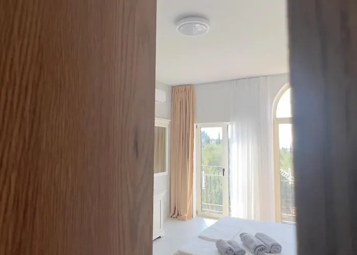 Aliona Santorini Drymades, Dhermi Gjilek