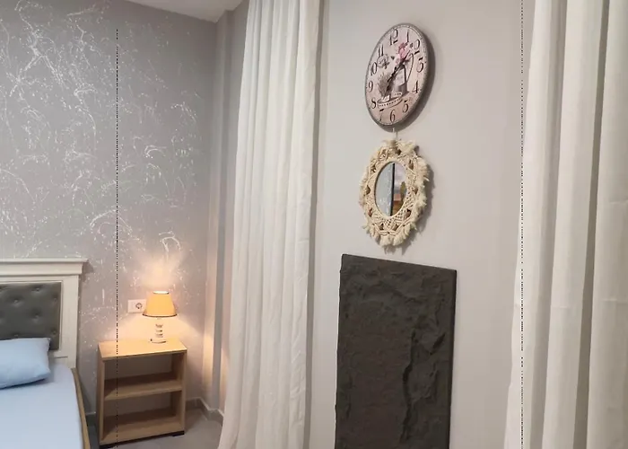 Aliona Santorini Drymades, Dhermi Gjilek