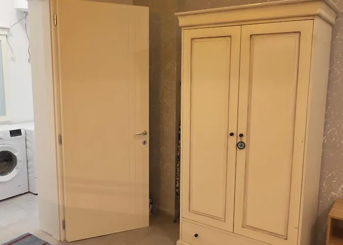 Aliona Santorini Drymades, Dhermi * Gjilek